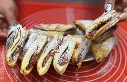 Слойки за 5 минут: Как приготовить хрустящее лакомство, которое исчезает мгновенно