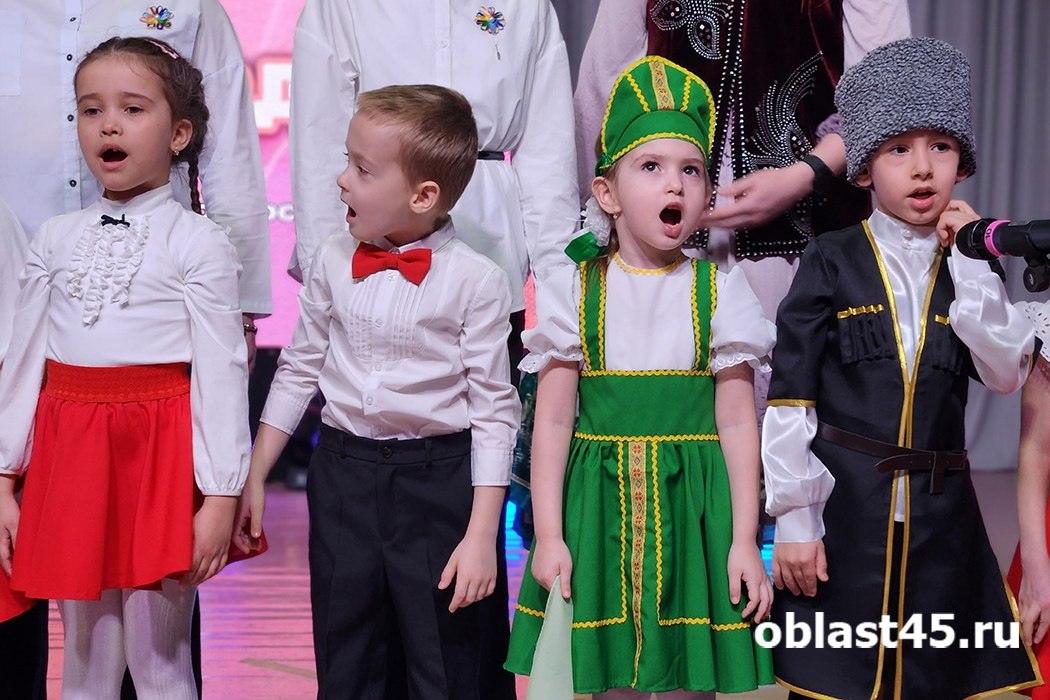 «Тепло сердец-2026»: в Кургане особенные артисты вышли на сцену и собрали полный зал