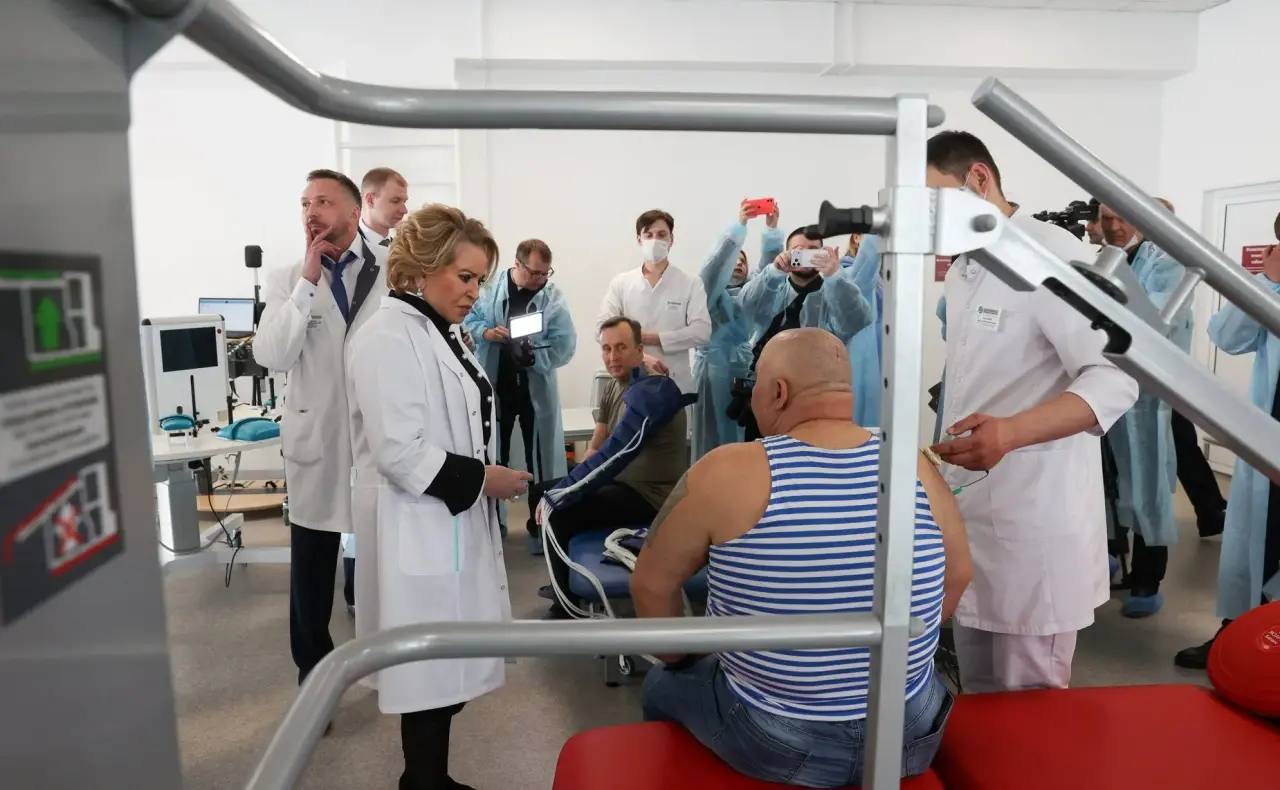 Председатель Совета Федерации Валентина Матвиенко пообщалась с ветеранами специальной военной операции, которые сейчас проходят лечение в Курганской областной клинической больнице Председатель Совета Федерации Валентина Матвиенко пообщалась с ветеранами специальной военной операции, которые сейчас проходят лечение в Курганской областной клинической больнице