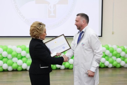 Глава верхней палаты парламента Валентина Матвиенко поздравила сотрудников Курганской областной клинической больницы с 80-летием, которое медучреждение отмечает в этом году, и наградила коллектив Почётной грамотой Совета...