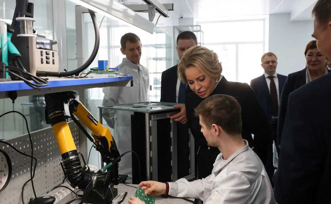 В ходе рабочего визита в Курганскую область председатель Совета Федерации Валентина Матвиенко посетила Курганский индустриальный парк, где познакомилась с техническим потенциалом предприятий-резидентов и обсудила с... В ходе рабочего визита в Курганскую область председатель Совета Федерации Валентина Матвиенко посетила Курганский индустриальный парк, где познакомилась с техническим потенциалом предприятий-резидентов и обсудила с...