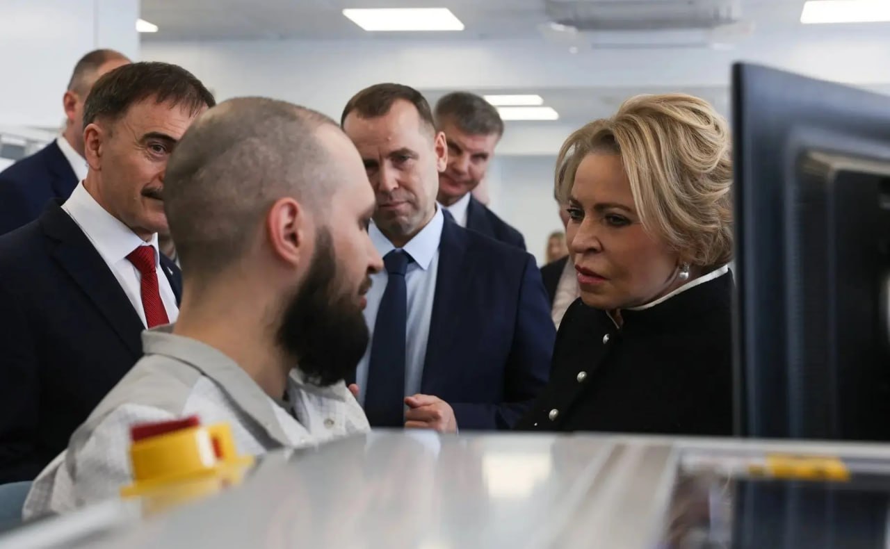 В ходе рабочего визита в Курганскую область председатель Совета Федерации Валентина Матвиенко посетила Курганский индустриальный парк, где познакомилась с техническим потенциалом предприятий-резидентов и обсудила с... В ходе рабочего визита в Курганскую область председатель Совета Федерации Валентина Матвиенко посетила Курганский индустриальный парк, где познакомилась с техническим потенциалом предприятий-резидентов и обсудила с...