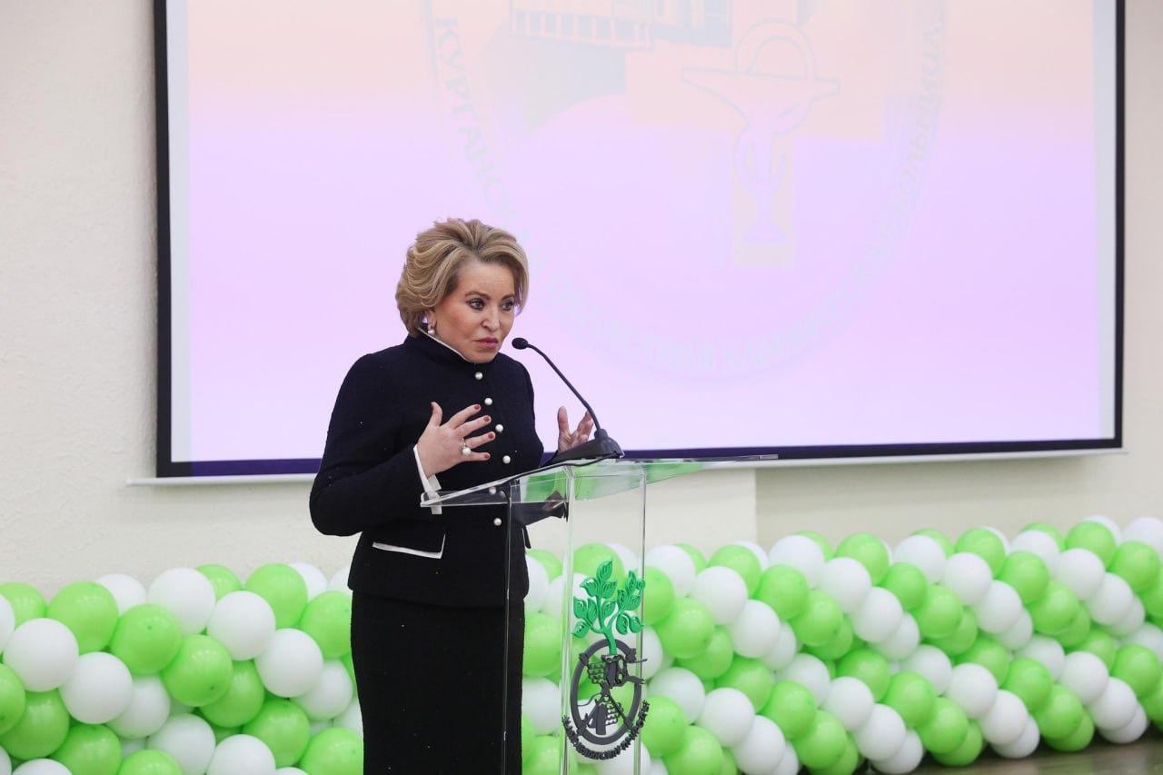 Глава верхней палаты парламента Валентина Матвиенко поздравила сотрудников Курганской областной клинической больницы с 80-летием, которое медучреждение отмечает в этом году, и наградила коллектив Почётной грамотой Совета... Глава верхней палаты парламента Валентина Матвиенко поздравила сотрудников Курганской областной клинической больницы с 80-летием, которое медучреждение отмечает в этом году, и наградила коллектив Почётной грамотой Совета...