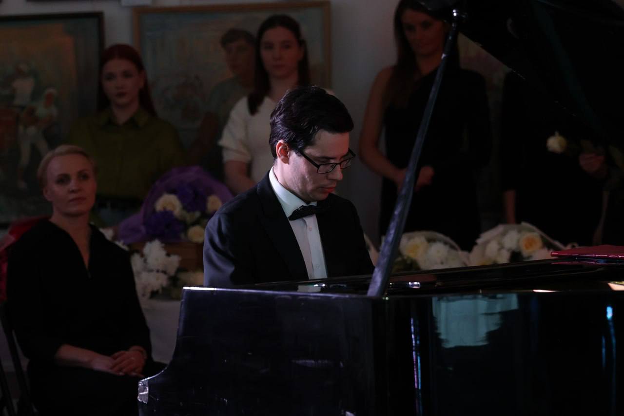 Сегодня, 26 марта, в Курганском художественном музее им. Г.А.Травникова прошло торжественное мероприятие, посвященное Дню работника культуры, на котором состоялось вручение заслуженных наград лучшим представителям сферы Сегодня, 26 марта, в Курганском художественном музее им. Г.А.Травникова прошло торжественное мероприятие, посвященное Дню работника культуры, на котором состоялось вручение заслуженных наград лучшим представителям сферы