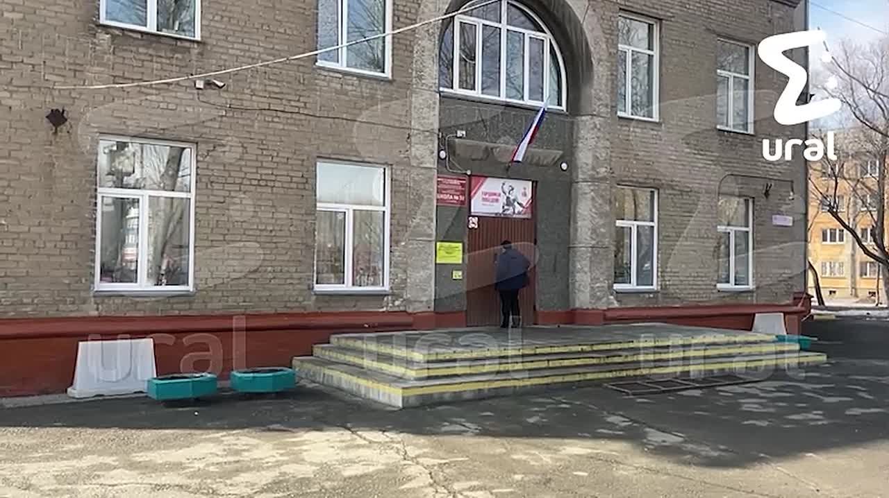 Челябинскую школу, где подросток стрелял из арбалета, охранял один пожилой мужчина