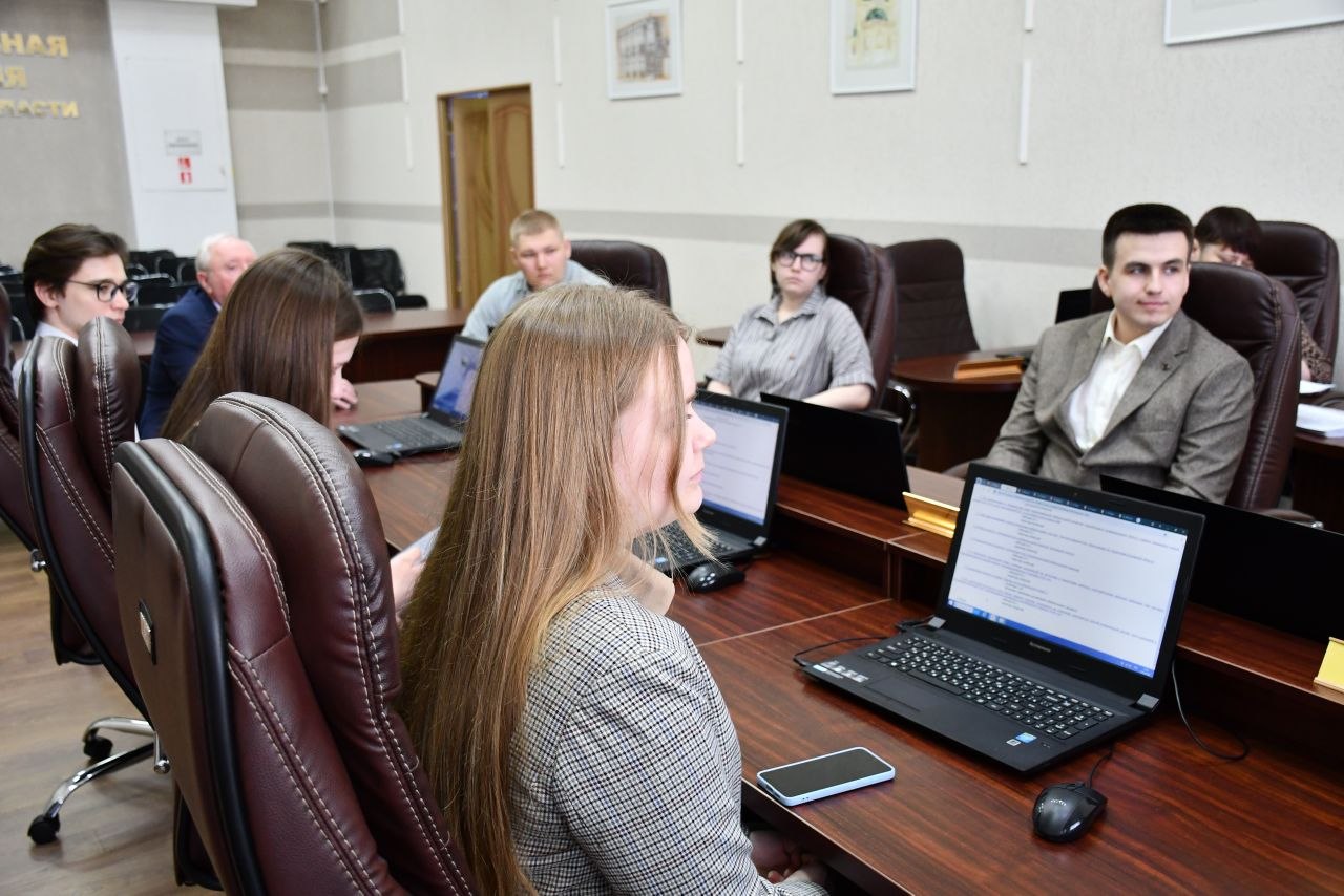 Глава облизбиркома Роман Скиндерев встретился с членами Молодежной избирательной комиссии Курганской области Глава облизбиркома Роман Скиндерев встретился с членами Молодежной избирательной комиссии Курганской области