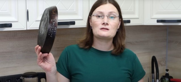 Эффективный способ очистки сковороды от нагара без воды