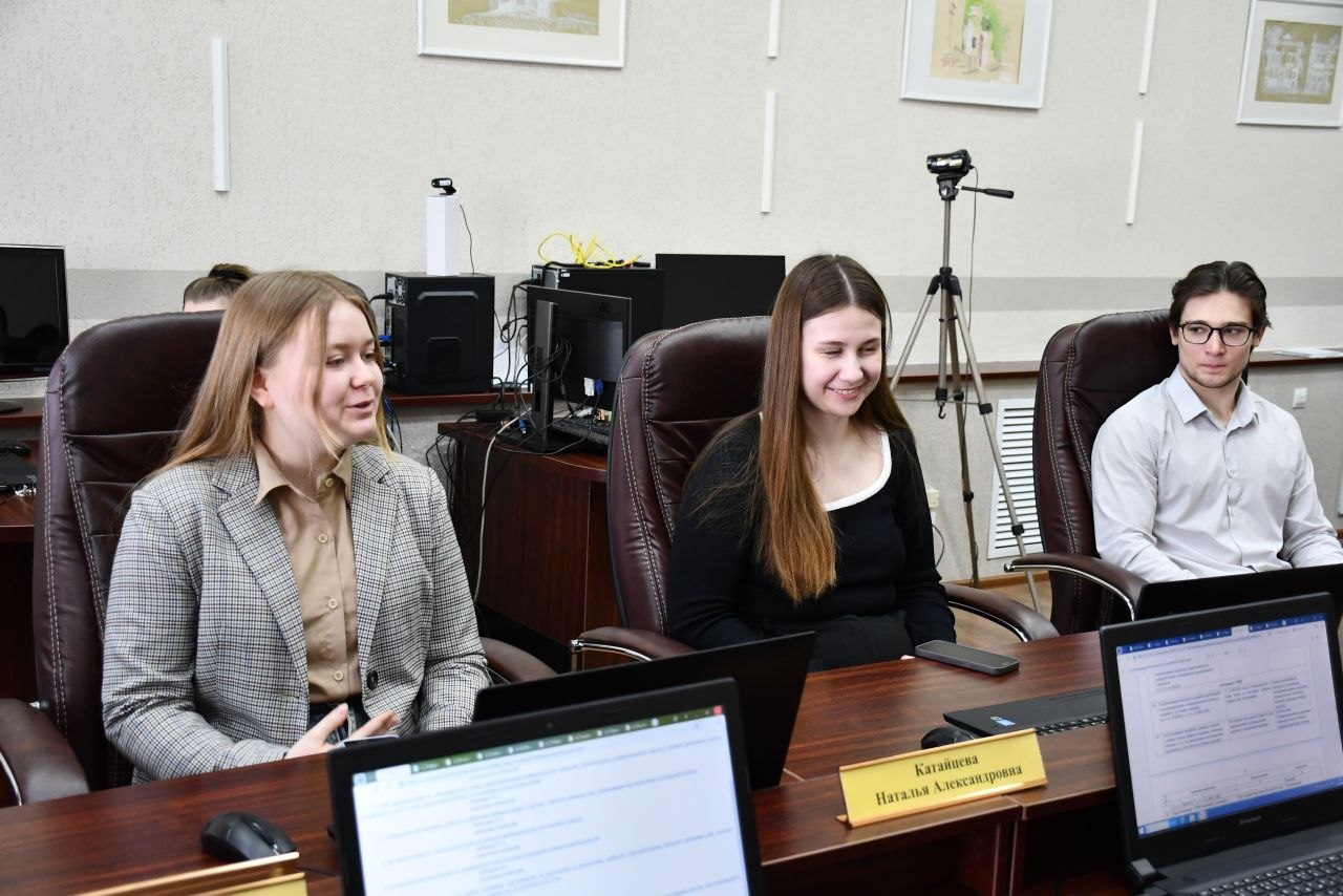 Глава облизбиркома Роман Скиндерев встретился с членами Молодежной избирательной комиссии Курганской области Глава облизбиркома Роман Скиндерев встретился с членами Молодежной избирательной комиссии Курганской области