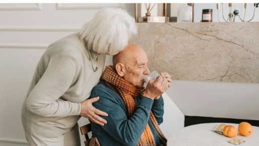 Как оформить уход за пожилым человеком в обмен на квартиру: риски и нюансы