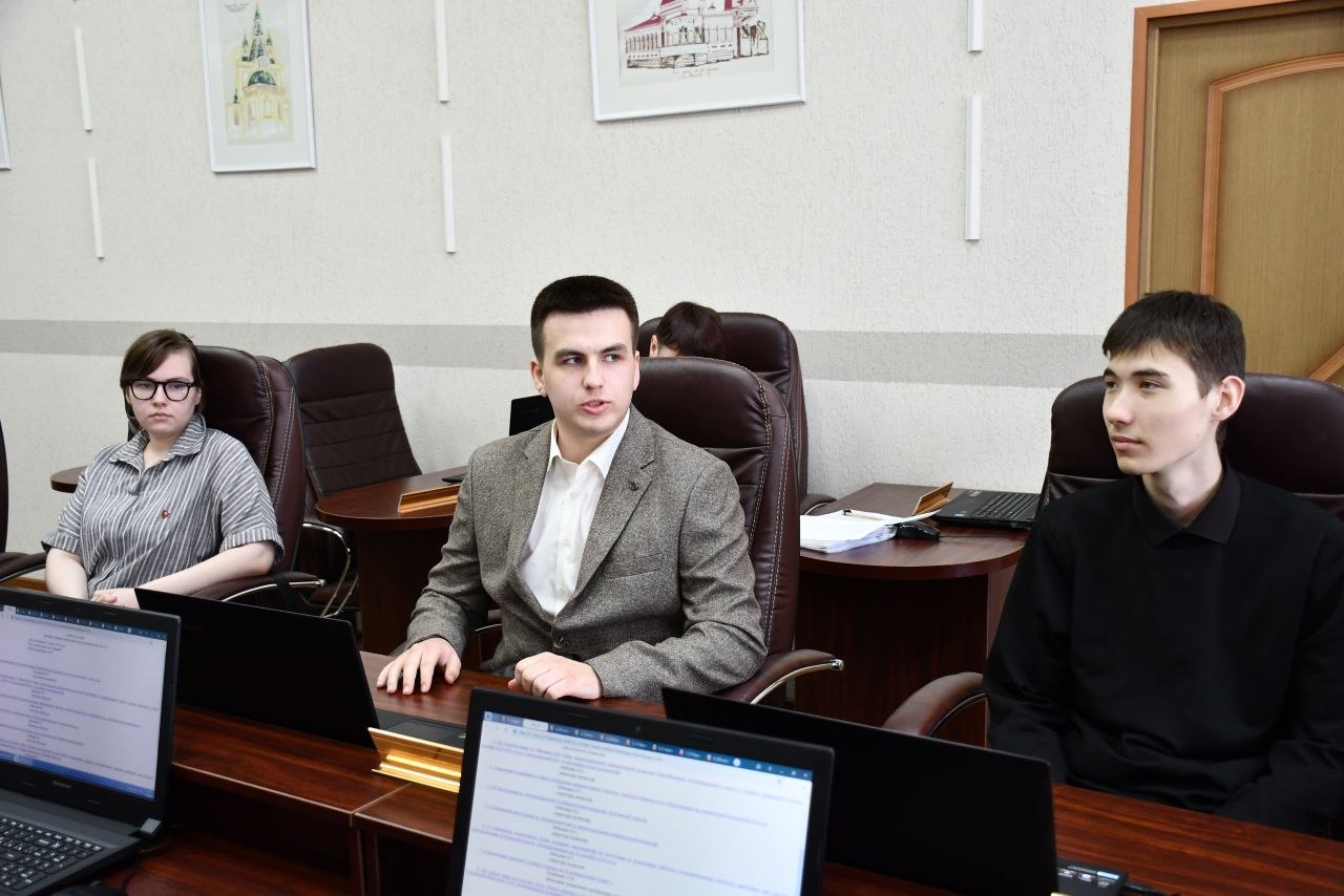 Глава облизбиркома Роман Скиндерев встретился с членами Молодежной избирательной комиссии Курганской области Глава облизбиркома Роман Скиндерев встретился с членами Молодежной избирательной комиссии Курганской области