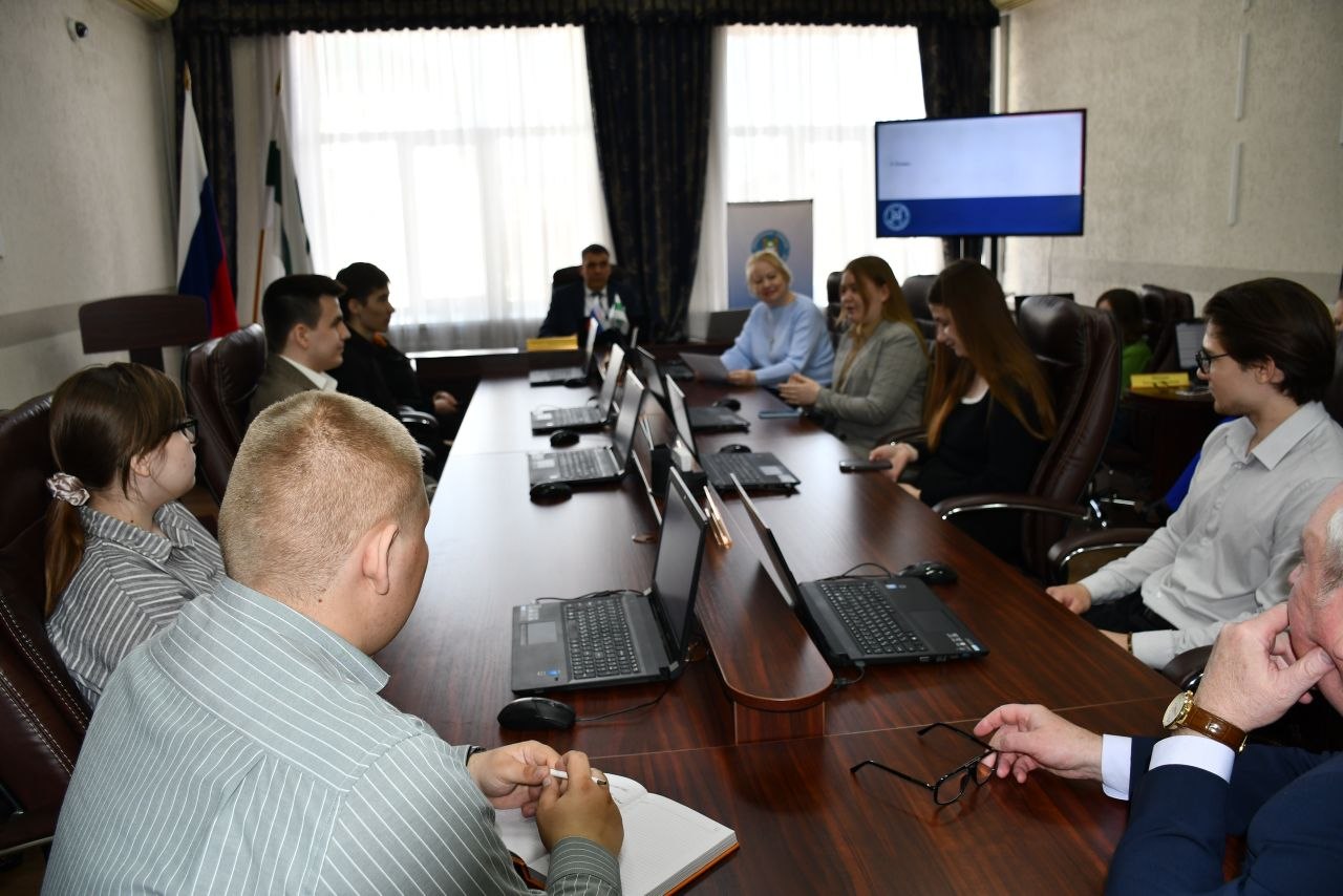 Глава облизбиркома Роман Скиндерев встретился с членами Молодежной избирательной комиссии Курганской области Глава облизбиркома Роман Скиндерев встретился с членами Молодежной избирательной комиссии Курганской области