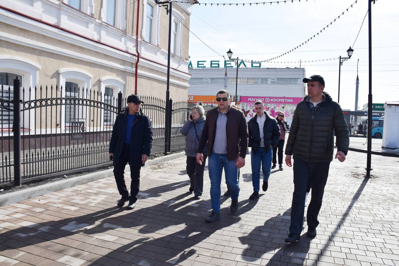 Антон Науменко: В Тополях заехали в местную библиотеку, помещение небольшое, но требует ремонта Антон Науменко: В Тополях заехали в местную библиотеку, помещение небольшое, но требует ремонта