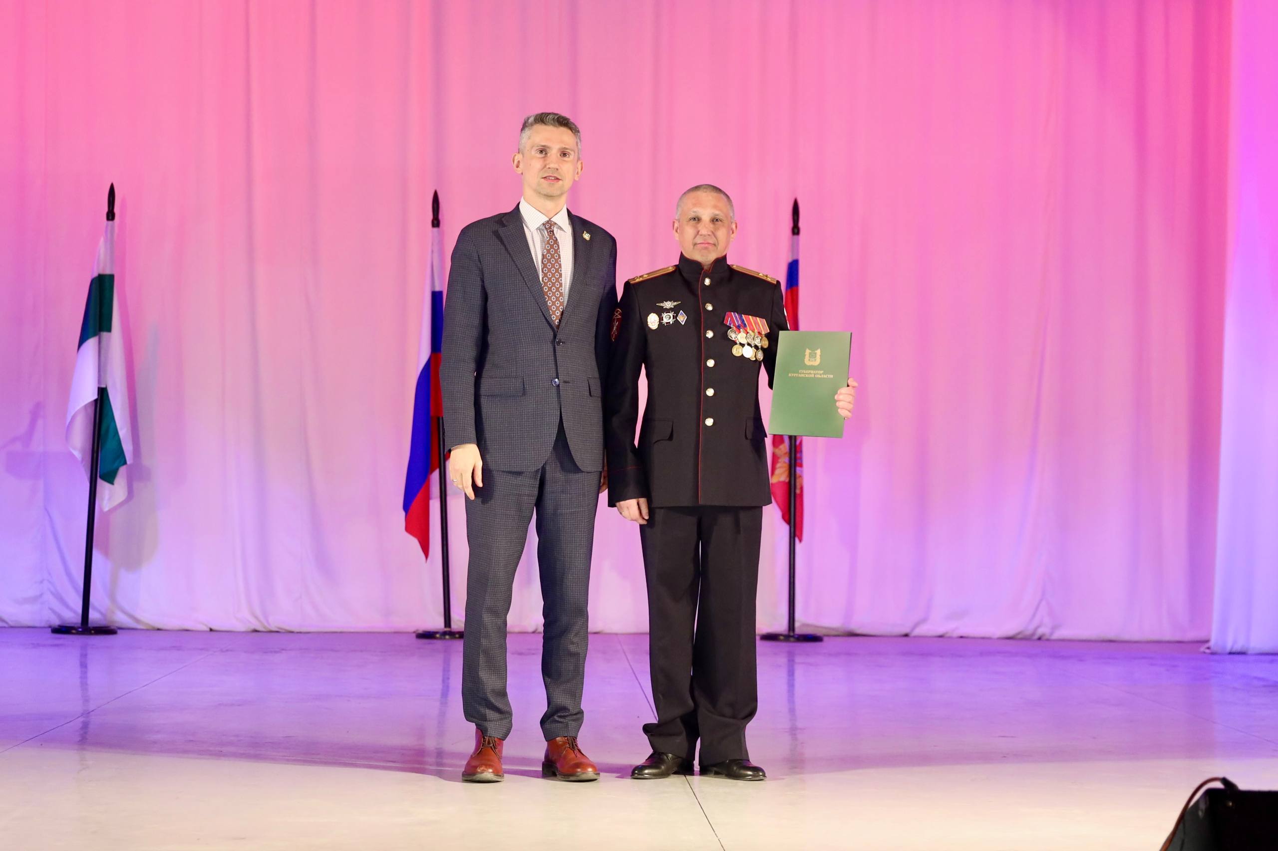 Вице-губернатор Андрей Алексеев от имени правительства области и главы региона Вадима Шумкова поздравил Управление Росгвардии по Курганской области с профессиональным праздником – Днём войск национальной гвардии РФ – и... Вице-губернатор Андрей Алексеев от имени правительства области и главы региона Вадима Шумкова поздравил Управление Росгвардии по Курганской области с профессиональным праздником – Днём войск национальной гвардии РФ – и...