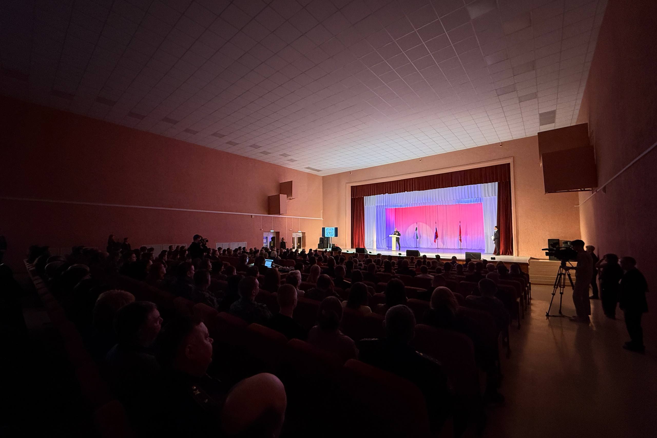 Вице-губернатор Андрей Алексеев от имени правительства области и главы региона Вадима Шумкова поздравил Управление Росгвардии по Курганской области с профессиональным праздником – Днём войск национальной гвардии РФ – и... Вице-губернатор Андрей Алексеев от имени правительства области и главы региона Вадима Шумкова поздравил Управление Росгвардии по Курганской области с профессиональным праздником – Днём войск национальной гвардии РФ – и...