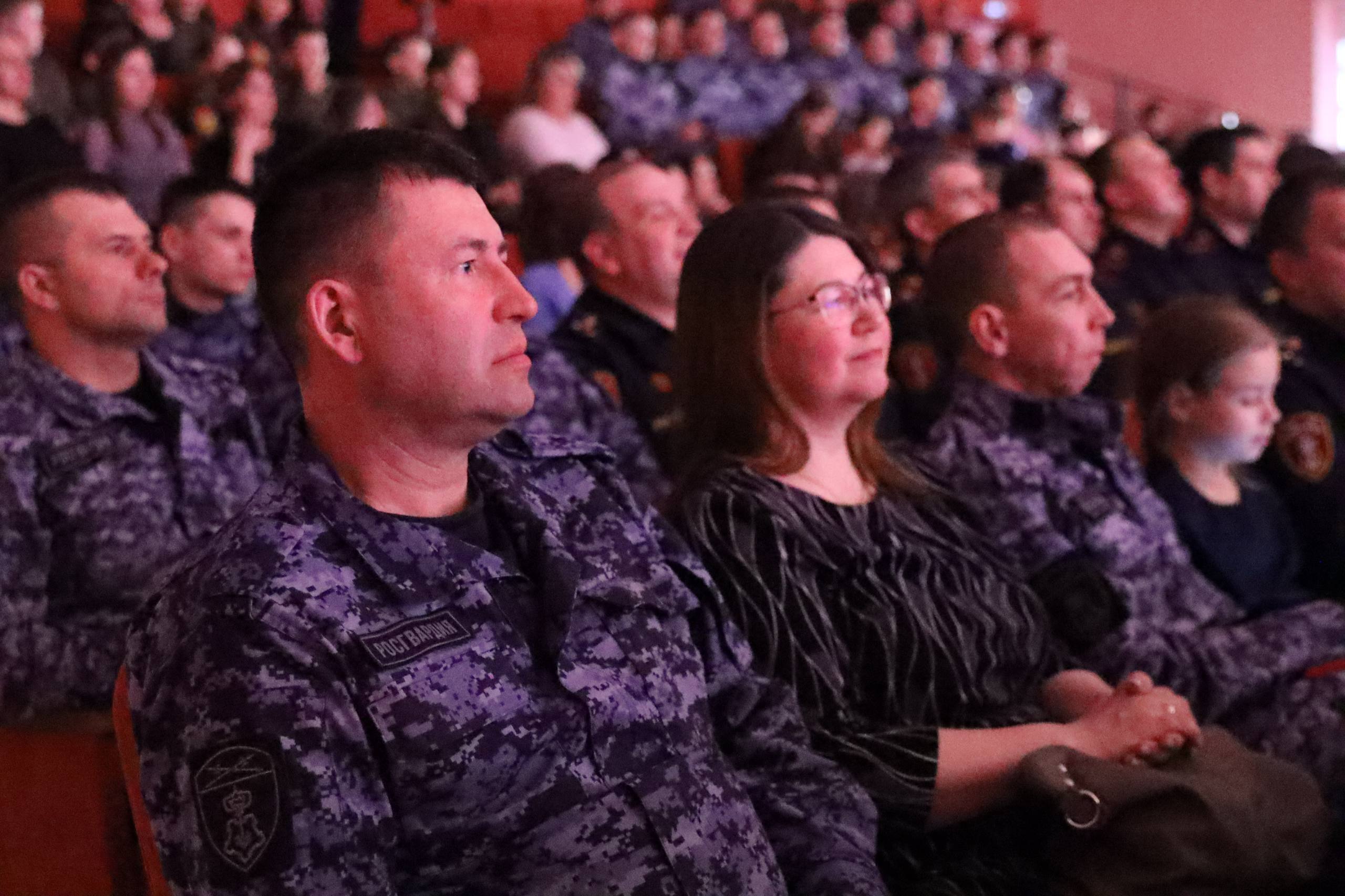 Вице-губернатор Андрей Алексеев от имени правительства области и главы региона Вадима Шумкова поздравил Управление Росгвардии по Курганской области с профессиональным праздником – Днём войск национальной гвардии РФ – и... Вице-губернатор Андрей Алексеев от имени правительства области и главы региона Вадима Шумкова поздравил Управление Росгвардии по Курганской области с профессиональным праздником – Днём войск национальной гвардии РФ – и...