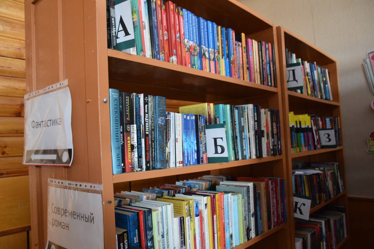 Антон Науменко: В Тополях заехали в местную библиотеку, помещение небольшое, но требует ремонта Антон Науменко: В Тополях заехали в местную библиотеку, помещение небольшое, но требует ремонта