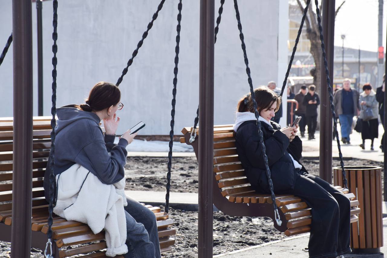 Антон Науменко: В Тополях заехали в местную библиотеку, помещение небольшое, но требует ремонта