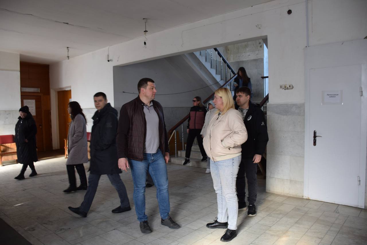 Антон Науменко: В Тополях заехали в местную библиотеку, помещение небольшое, но требует ремонта Антон Науменко: В Тополях заехали в местную библиотеку, помещение небольшое, но требует ремонта