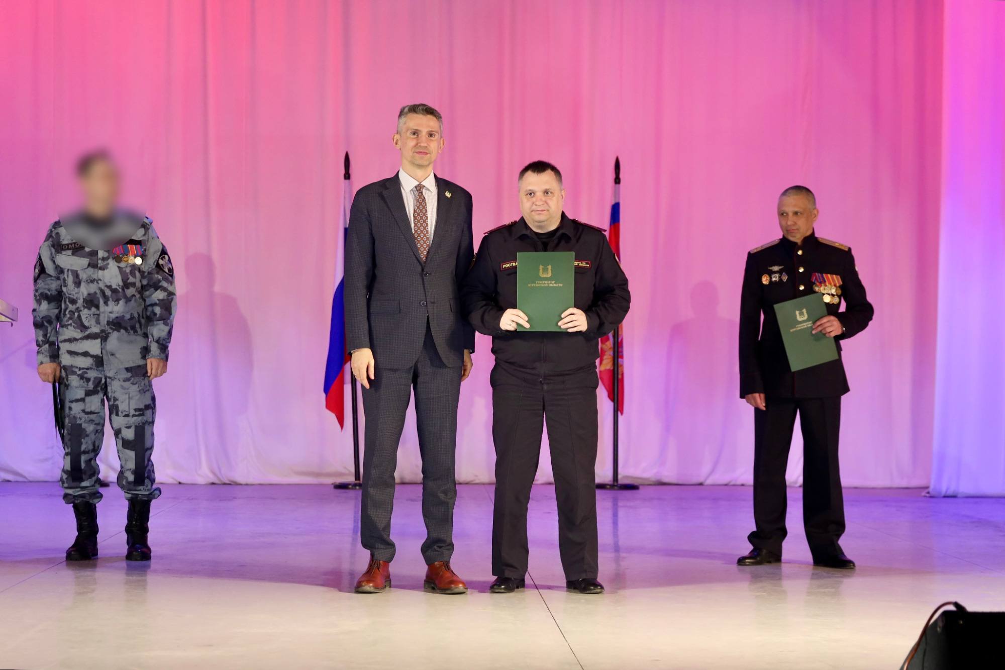 Вице-губернатор Андрей Алексеев от имени правительства области и главы региона Вадима Шумкова поздравил Управление Росгвардии по Курганской области с профессиональным праздником – Днём войск национальной гвардии РФ – и... Вице-губернатор Андрей Алексеев от имени правительства области и главы региона Вадима Шумкова поздравил Управление Росгвардии по Курганской области с профессиональным праздником – Днём войск национальной гвардии РФ – и...