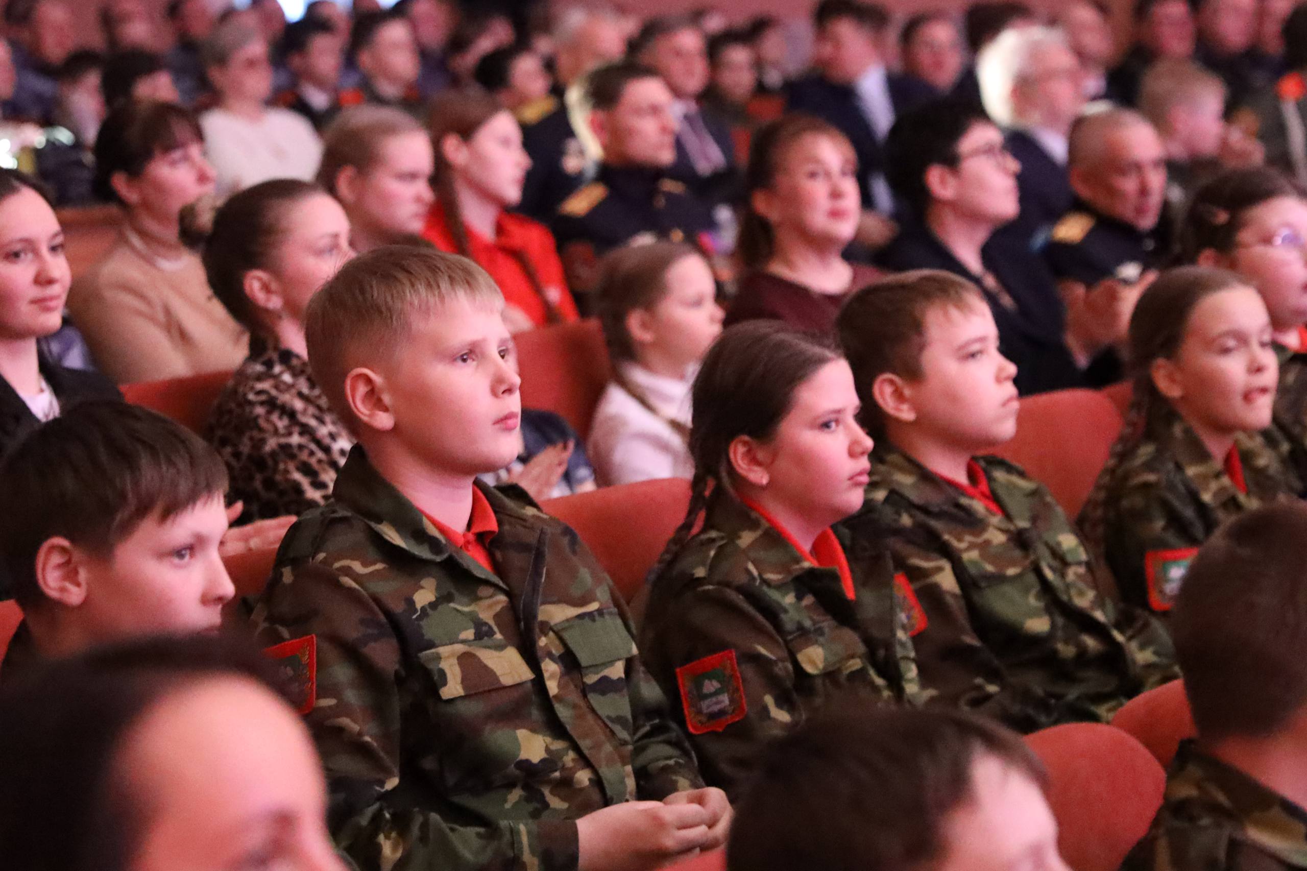 Вице-губернатор Андрей Алексеев от имени правительства области и главы региона Вадима Шумкова поздравил Управление Росгвардии по Курганской области с профессиональным праздником – Днём войск национальной гвардии РФ – и... Вице-губернатор Андрей Алексеев от имени правительства области и главы региона Вадима Шумкова поздравил Управление Росгвардии по Курганской области с профессиональным праздником – Днём войск национальной гвардии РФ – и...