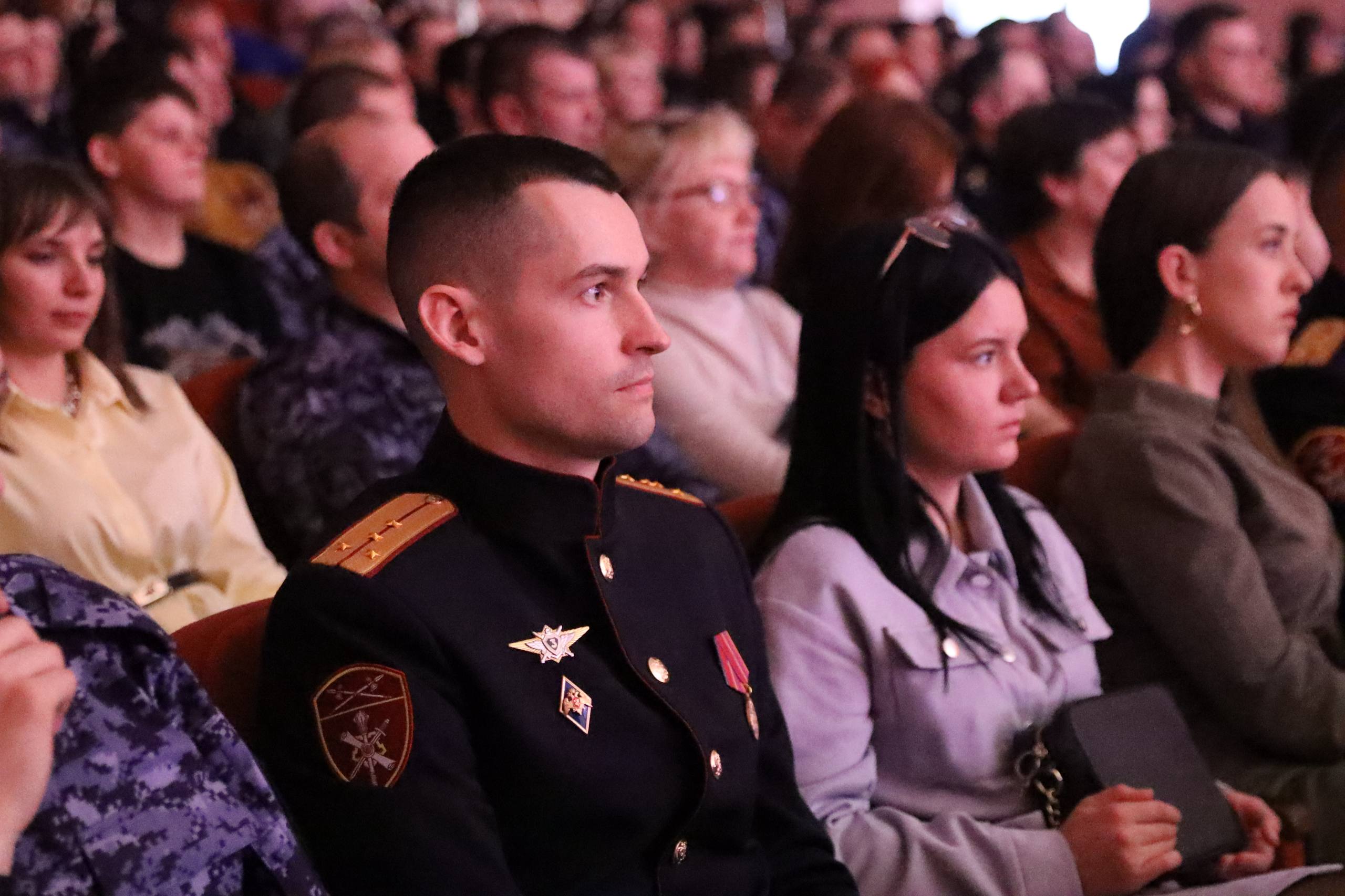 Вице-губернатор Андрей Алексеев от имени правительства области и главы региона Вадима Шумкова поздравил Управление Росгвардии по Курганской области с профессиональным праздником – Днём войск национальной гвардии РФ – и... Вице-губернатор Андрей Алексеев от имени правительства области и главы региона Вадима Шумкова поздравил Управление Росгвардии по Курганской области с профессиональным праздником – Днём войск национальной гвардии РФ – и...