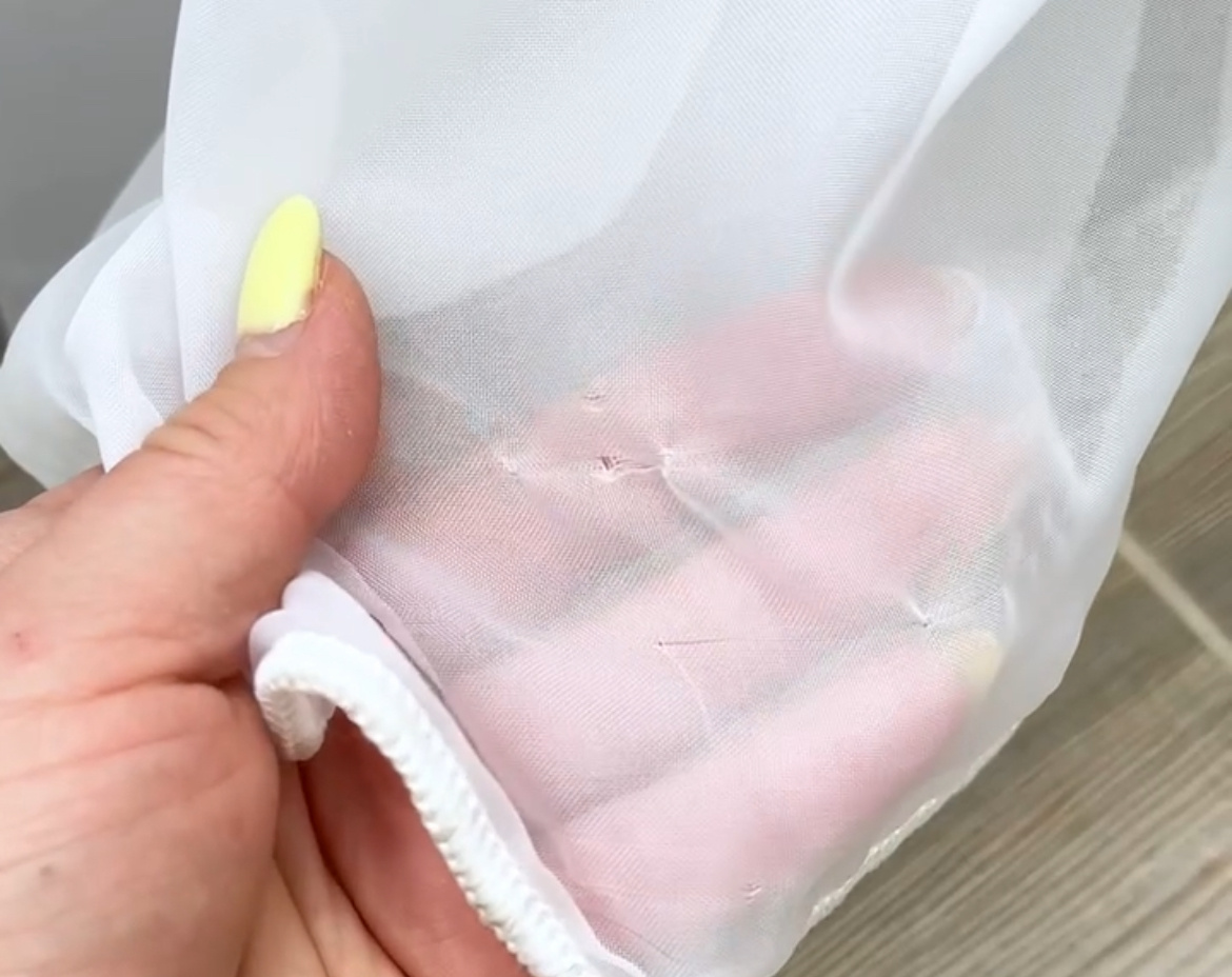 Как быстро избавиться от затяжек на тюле с помощью монетки