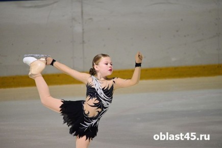 В Кургане стартовало первенство по фигурному катанию с сотней участников