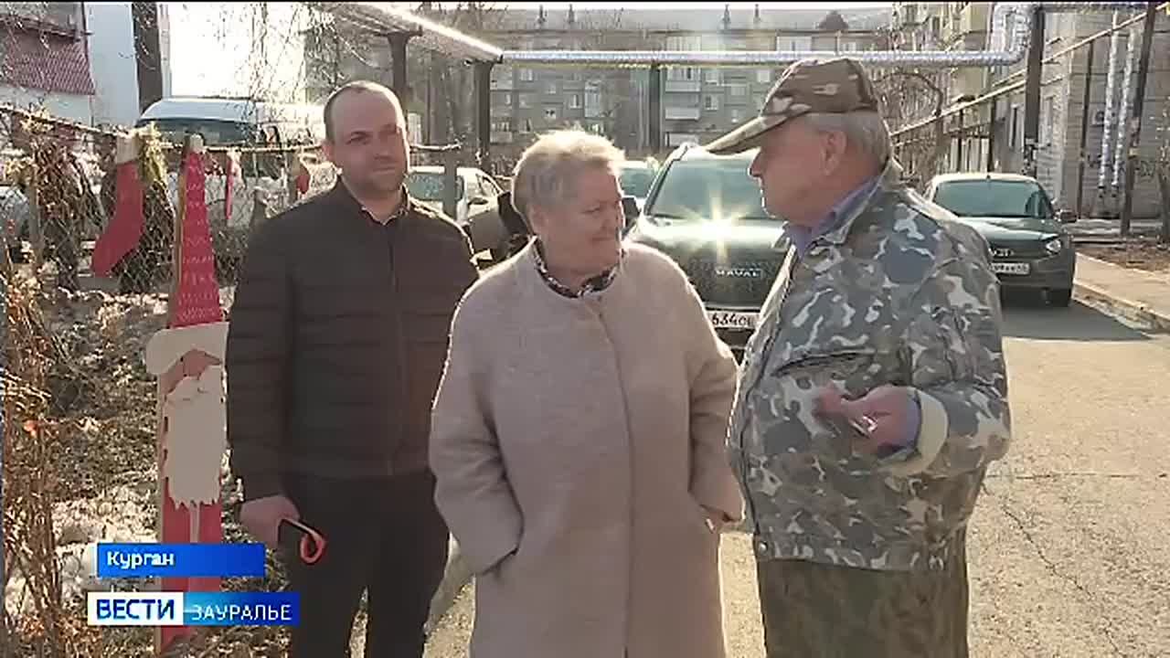 Губернатор Курганской области Вадим Шумков поручил усилить контроль за работой управляющих компаний по наведению порядка во дворах многоквартирных домов и вывозу снега