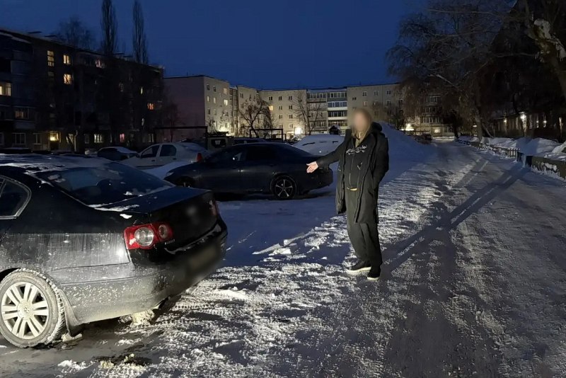 Шадринец застрял в сугробе на угнанном автомобиле и попытался угнать второй
