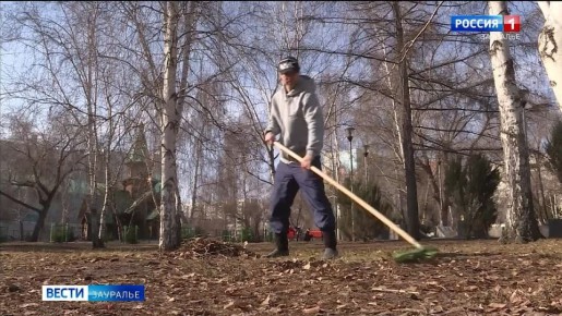 Депутаты Курганской областной и городской дум пришли в парк Победы, чтобы покрасить скамейки и убрать осеннюю листву