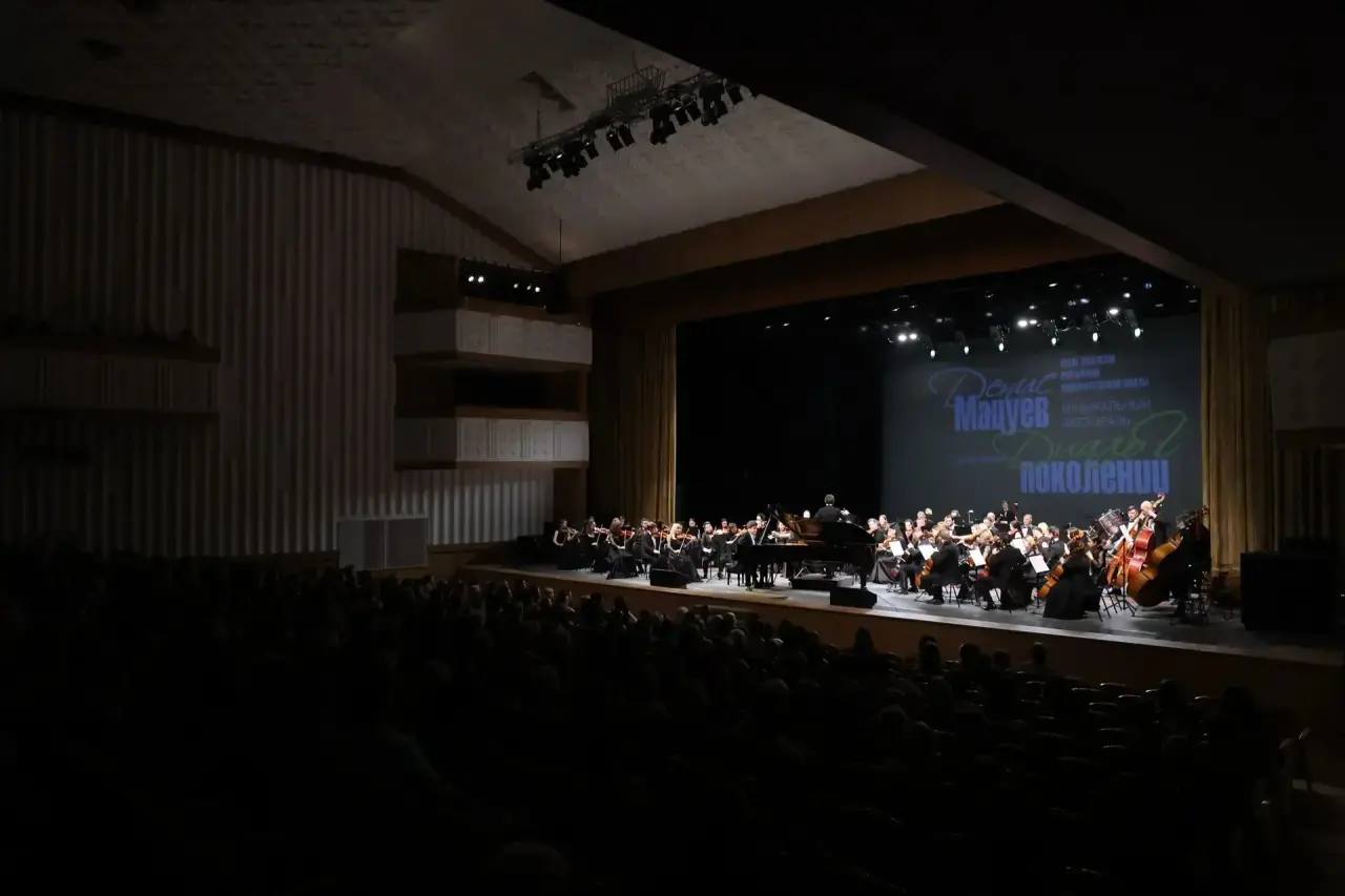 Сегодня, 6 апреля, на сцене Курганской областной филармонии народный артист России, всемирно известный пианист Денис Мацуев вручил стипендии юным талантам Курганской области Сегодня, 6 апреля, на сцене Курганской областной филармонии народный артист России, всемирно известный пианист Денис Мацуев вручил стипендии юным талантам Курганской области