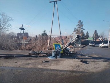 В Кургане пьяная водитель без прав врезалась в электроопору