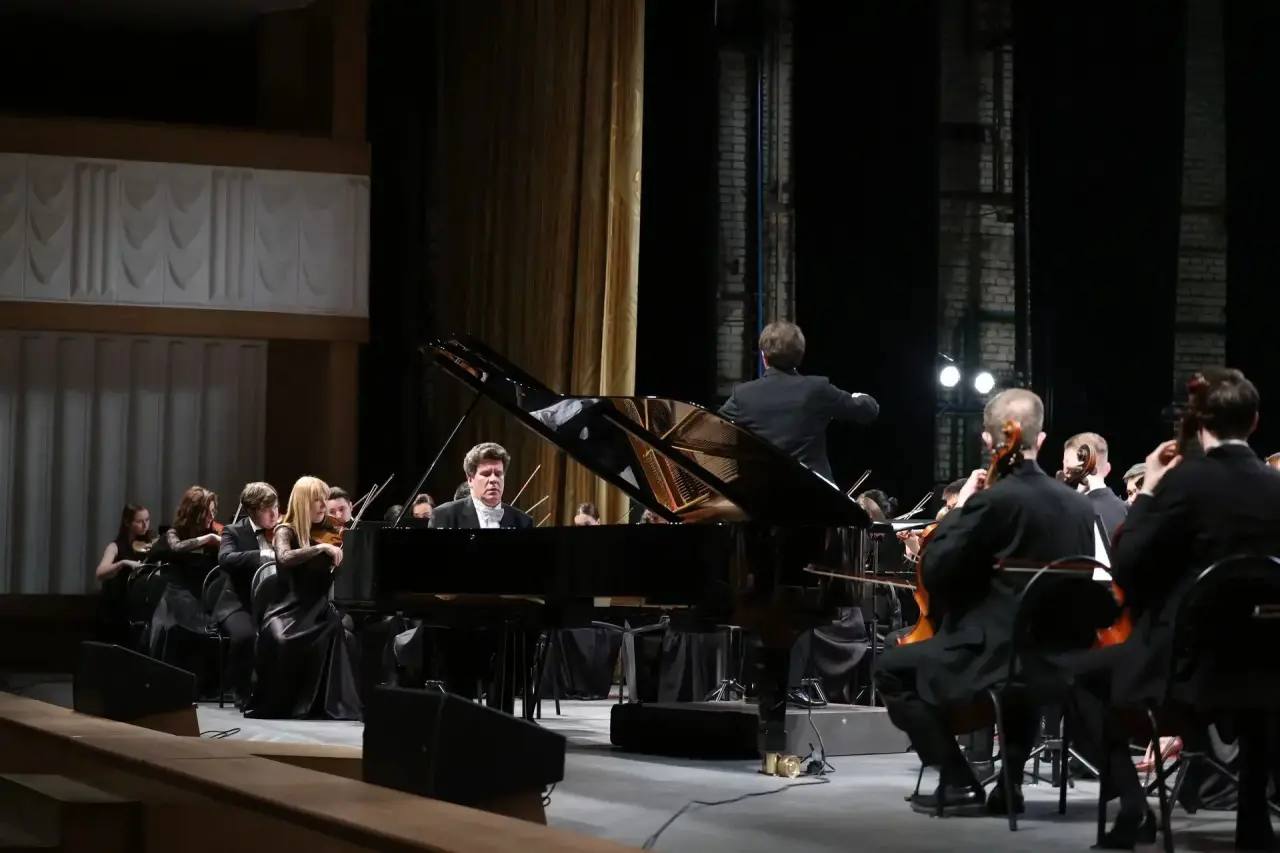 Сегодня, 6 апреля, на сцене Курганской областной филармонии народный артист России, всемирно известный пианист Денис Мацуев вручил стипендии юным талантам Курганской области Сегодня, 6 апреля, на сцене Курганской областной филармонии народный артист России, всемирно известный пианист Денис Мацуев вручил стипендии юным талантам Курганской области