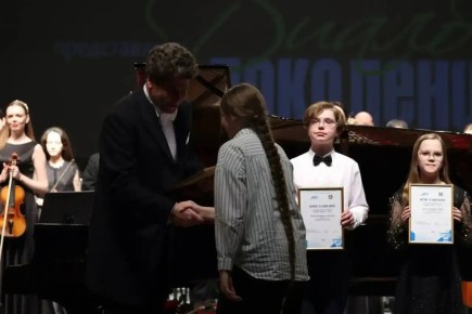 Сегодня, 6 апреля, на сцене Курганской областной филармонии народный артист России, всемирно известный пианист Денис Мацуев вручил стипендии юным талантам Курганской области