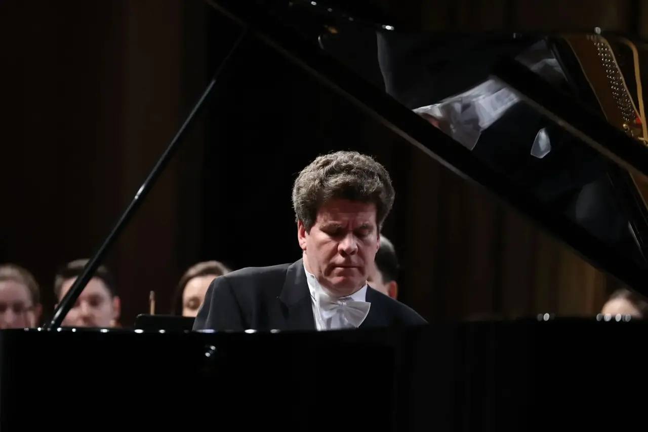 Сегодня, 6 апреля, на сцене Курганской областной филармонии народный артист России, всемирно известный пианист Денис Мацуев вручил стипендии юным талантам Курганской области Сегодня, 6 апреля, на сцене Курганской областной филармонии народный артист России, всемирно известный пианист Денис Мацуев вручил стипендии юным талантам Курганской области