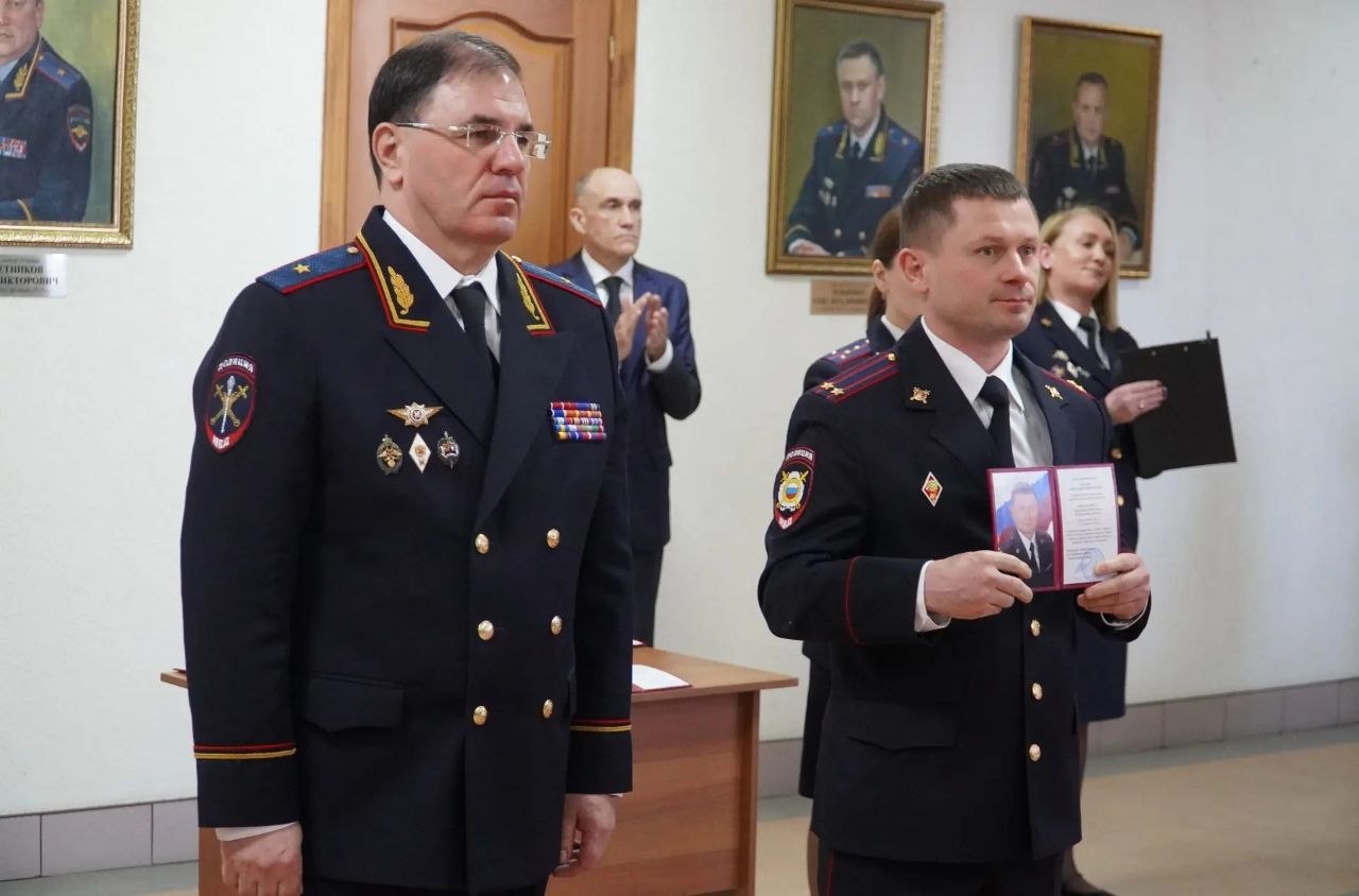 Фотопортреты двадцати четырех лучших сотрудников органов внутренних дел Курганской области занесены на Доску почёта Фотопортреты двадцати четырех лучших сотрудников органов внутренних дел Курганской области занесены на Доску почёта