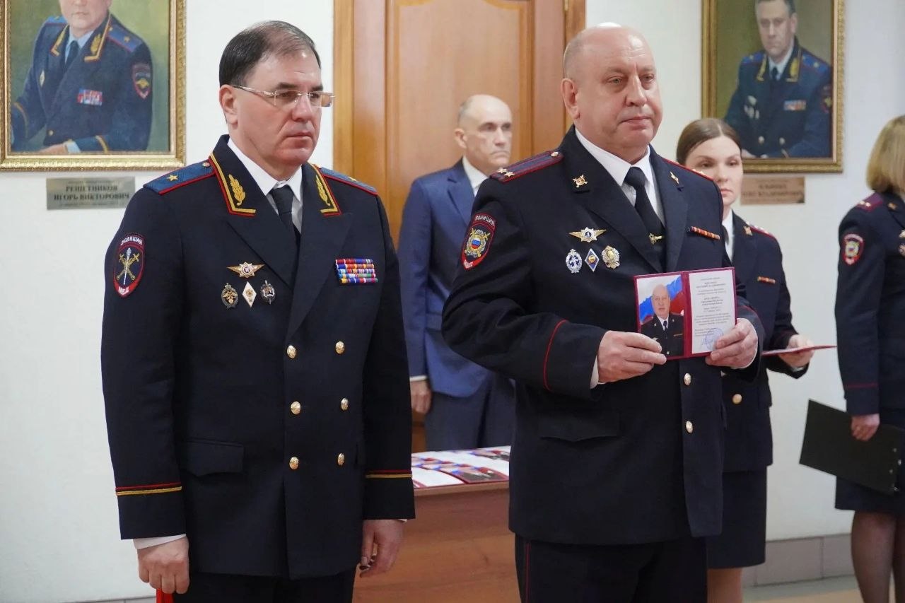 Фотопортреты двадцати четырех лучших сотрудников органов внутренних дел Курганской области занесены на Доску почёта Фотопортреты двадцати четырех лучших сотрудников органов внутренних дел Курганской области занесены на Доску почёта