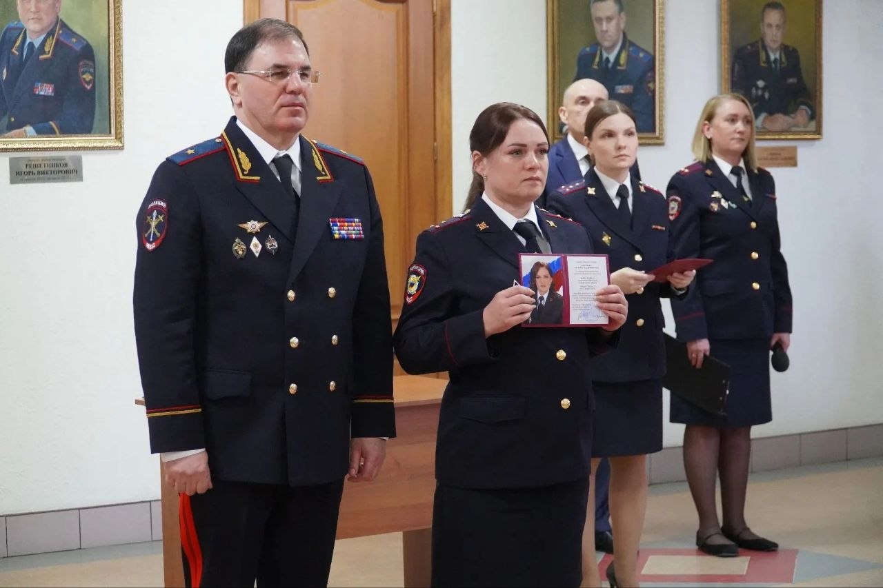 Фотопортреты двадцати четырех лучших сотрудников органов внутренних дел Курганской области занесены на Доску почёта Фотопортреты двадцати четырех лучших сотрудников органов внутренних дел Курганской области занесены на Доску почёта