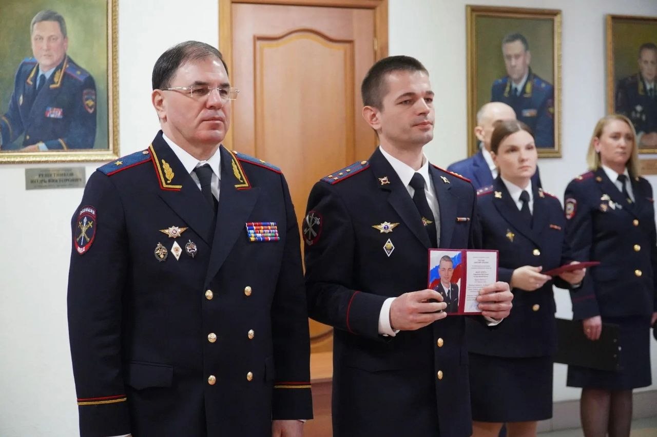 Фотопортреты двадцати четырех лучших сотрудников органов внутренних дел Курганской области занесены на Доску почёта Фотопортреты двадцати четырех лучших сотрудников органов внутренних дел Курганской области занесены на Доску почёта