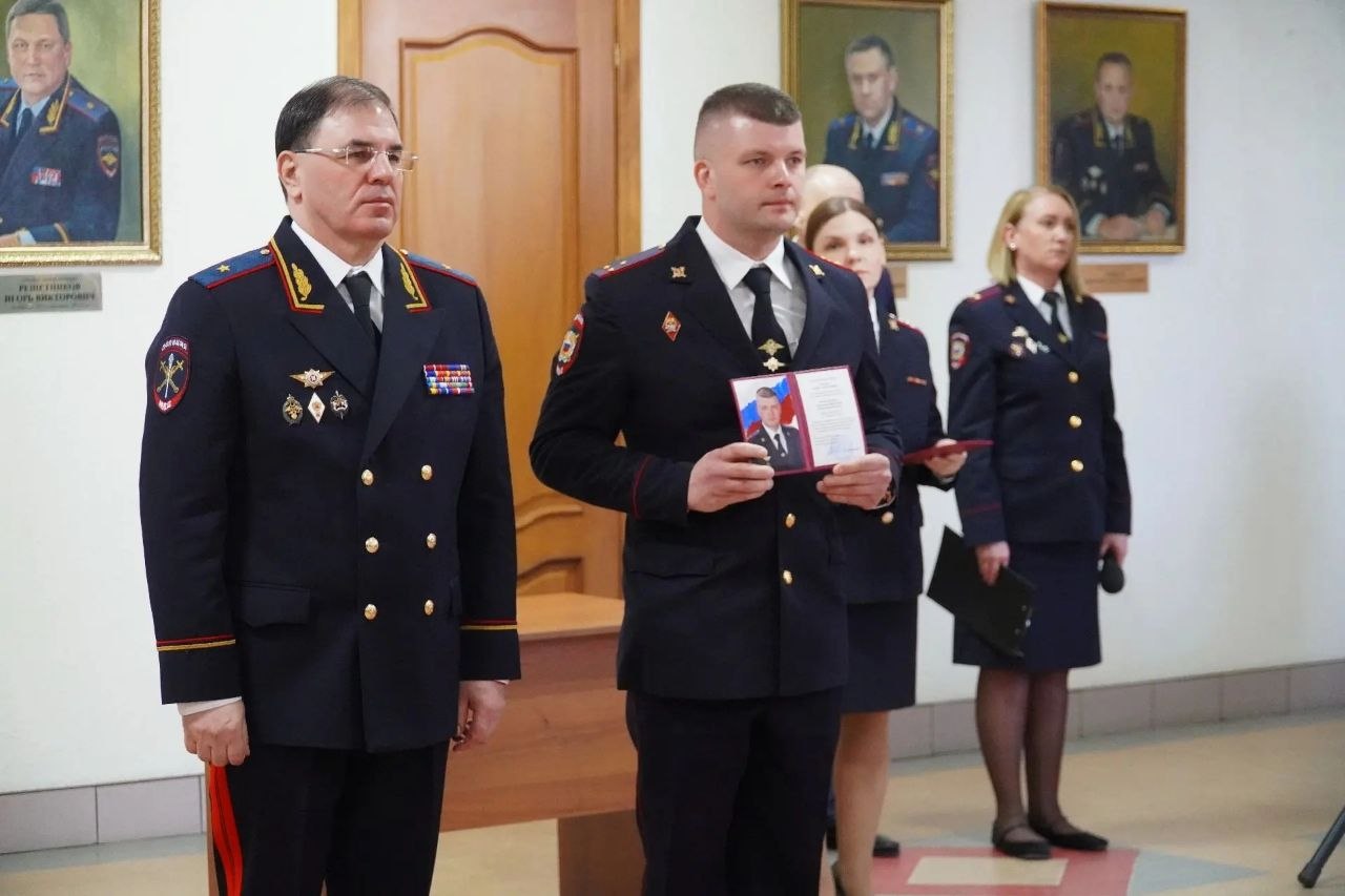 Фотопортреты двадцати четырех лучших сотрудников органов внутренних дел Курганской области занесены на Доску почёта Фотопортреты двадцати четырех лучших сотрудников органов внутренних дел Курганской области занесены на Доску почёта