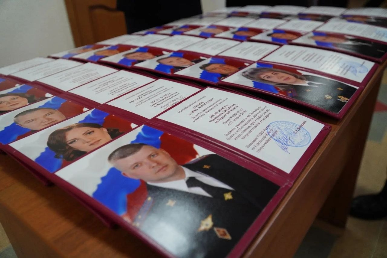 Фотопортреты двадцати четырех лучших сотрудников органов внутренних дел Курганской области занесены на Доску почёта Фотопортреты двадцати четырех лучших сотрудников органов внутренних дел Курганской области занесены на Доску почёта