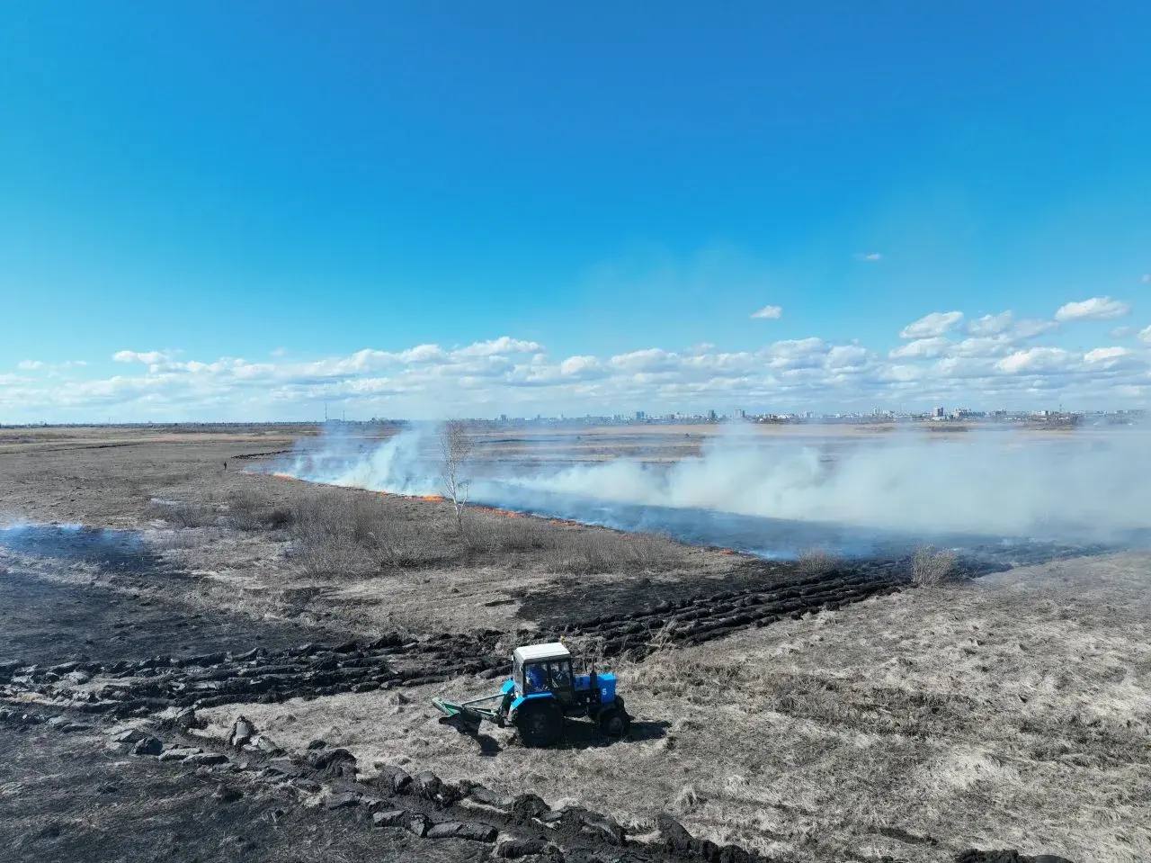 Вблизи микрорайонов и садоводств, подверженных угрозе возгораний, проводятся профилактические контролируемые отжиги сухой растительности Вблизи микрорайонов и садоводств, подверженных угрозе возгораний, проводятся профилактические контролируемые отжиги сухой растительности
