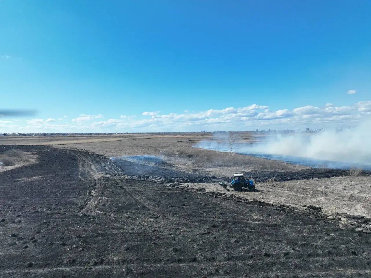 Вблизи микрорайонов и садоводств, подверженных угрозе возгораний, проводятся профилактические контролируемые отжиги сухой растительности Вблизи микрорайонов и садоводств, подверженных угрозе возгораний, проводятся профилактические контролируемые отжиги сухой растительности