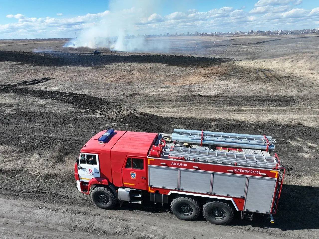 Вблизи микрорайонов и садоводств, подверженных угрозе возгораний, проводятся профилактические контролируемые отжиги сухой растительности Вблизи микрорайонов и садоводств, подверженных угрозе возгораний, проводятся профилактические контролируемые отжиги сухой растительности