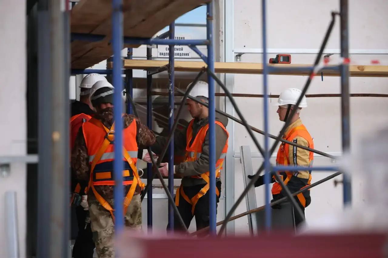 В Новом поселке Шадринска идет капитальный ремонт Дома культуры «Созвездие», в котором занимаются творчеством порядка 400 человек В Новом поселке Шадринска идет капитальный ремонт Дома культуры «Созвездие», в котором занимаются творчеством порядка 400 человек