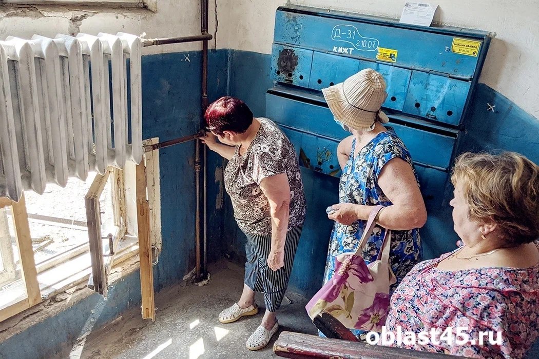 Жителей Кургана просят сообщать о зелёной воде в кранах и на улице