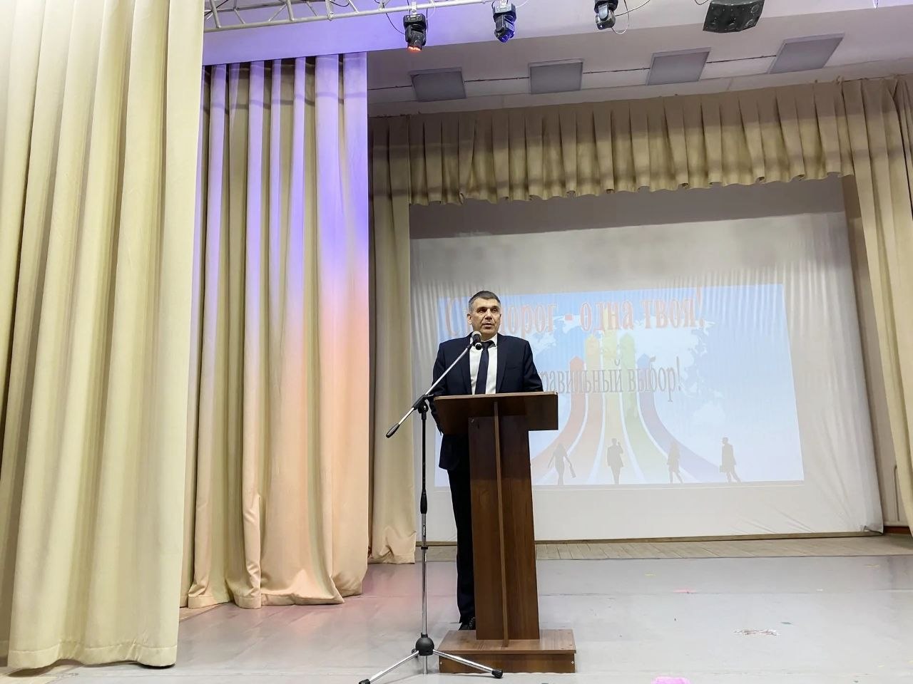 Глава облизбиркома Роман Скиндерев вручил заслуженную награду призеру финального этапа Всероссийской олимпиады школьников по избирательному праву «Софиум» Олесе Дорошенко Глава облизбиркома Роман Скиндерев вручил заслуженную награду призеру финального этапа Всероссийской олимпиады школьников по избирательному праву «Софиум» Олесе Дорошенко