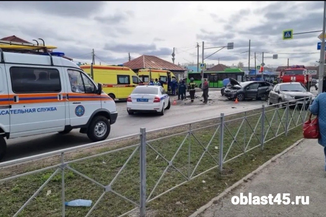 Двое в больнице: в Кургане водитель «Mercedes» устроил аварию с пострадавшими