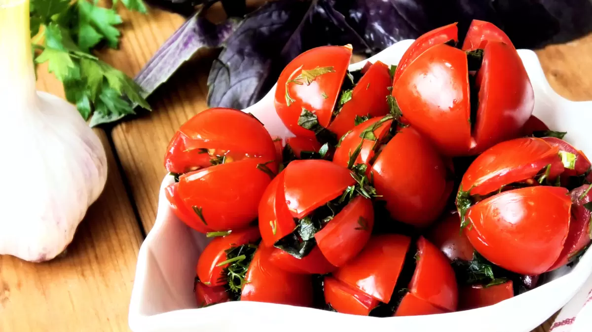Сочные малосольные помидоры: быстрый и вкусный рецепт