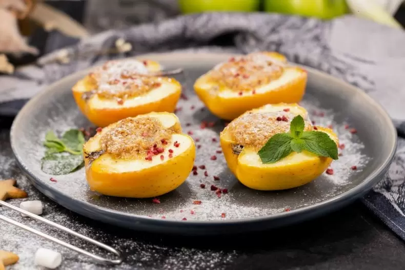 Тёплая осень: запеченные яблоки с медом и орехами